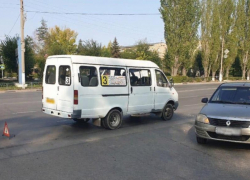 В Волжском столкнулись Renault и маршрутка: 36-летняя женщина в больнице