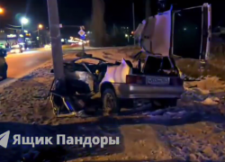  В Волжском спасатели срезали крышу машину, чтобы достать женщину после удара о столб 