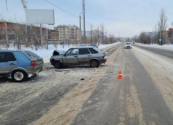 Volkswagen вылетел навстречку и протаранил ВАЗ-2114 в Волжском