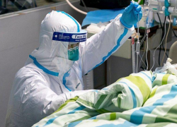 COVID-19 заразились 13 сотрудников медучреждения от одной пациентки