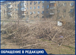 Свалка размером с двор образовалась в Волжском: с решением проблемы тянут пол года