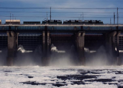 Молодого мужчину переехал поезд на мосту Волжской ГЭС