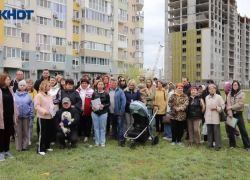 «Мы вообще задохнемся»: жители Волжского восстали против строительства парковки ЖК «Горизонт» на зеленой зоне