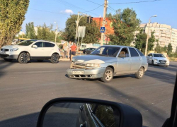 "Двенадцатая" и "Рено" столкнулись на оживленном перекрестке в Волжском