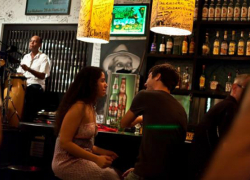 Волжанка лишилась смартфона после распития в баре с незнакомцем 