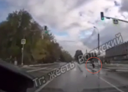 Уткнулась в телефон и шагает на красный: в Волжском на видео попал отчаянный пешеход