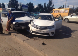 В новой части Волжского на проспекте Ленина столкнулись три авто