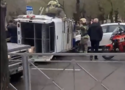 Газель отлетела и перевернулась: в старой части Волжского перекрыли движение на улице