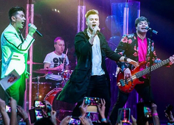 Солист группы "На-на" приехал в Волжский поздравить с днем рождения первую учительницу