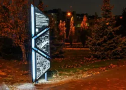 Световая стелла в Сквере воинской славы Волжского участвует во всероссийском голосовании 