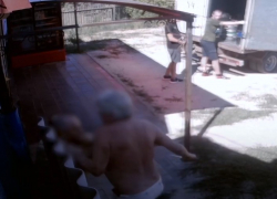 Пьяный пенсионер с ножом напал на предпринимателя в Волгоградской области: видео