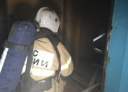 Ночью в 19 микрорайоне в Волжском в пятиэтажке произошел пожар