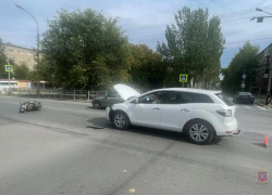В Волжском «Мазда» столкнулась с мотороллером: водитель двухколесного транспорта госпитализирована