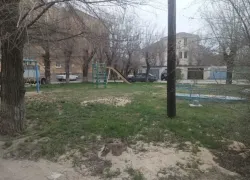 Без шансов на ремонт? Администрация ответила на жалобу о древней площадке в Волжском