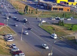 Лихач на ВАЗе "в заносе" зацепил движущийся впереди грузовик в Волжском