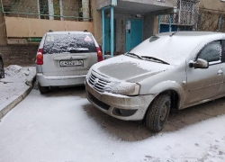 Водитель "Рено" бросил открытую машину перед входом в подъезд в Волжском