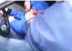 В Волжском сотрудникам ДПС пришлось вытаскивать пьяного дорожника из автомобиля