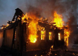 Больше двух часов пожарные тушили дачу в Волжском