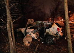 Пробил ограждение, врезался в дерево и загорелся: 17-летний автомобилист чуть не погиб в Волжском