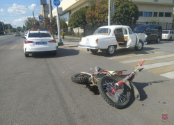 В Волгограде подросток на мотоцикле врезался в антикварный автомобиль