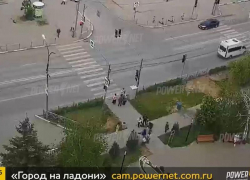 Самокатчики сбили женщину в Волжском: видео