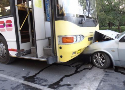 В Волжском водитель "девятки" столкнулся лоб в лоб с автобусом