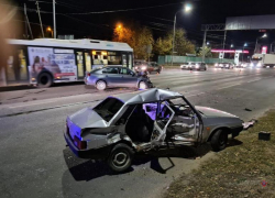 Беременная девушка и еще 3 человека пострадали в аварии в Волгограде: подробности