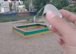 Стеклами усыпана детская площадка в Волжском