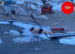 Труп мужчины пол дня лежит на крыше в Волжском (18+)