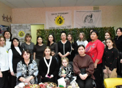 «За каждым снимком — судьба»: в Волжском открыли стенд памяти 20 героев СВО
