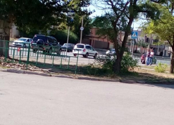 Запчасти "покалеченных" автомобилей оказались на "зебре" после аварии в Волжском