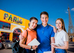 От скрепки до формы: собираемся к школе на Французском бульваре