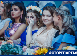 Золотая медалистка волжской школы №3 застеснялась при виде камер