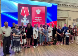 В Волжском родным героев СВО передали ордена Мужества
