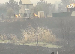 Волжский в огне: в городе объявили режим ЧС, а в поселке Краснооктябрьский эвакуируют жителей