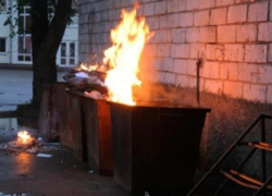 Пожарные тушили мусорный контейнер в Волжском