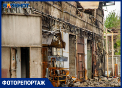 Последствия пожара на мебельной фабрике в Волжском