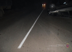 На трассе под Волгоградом КамАЗ протаранил иномарку: пострадал водитель 