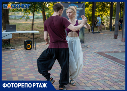 Волжане танцевали под открытым небом под звуки кизомбы и бачаты 