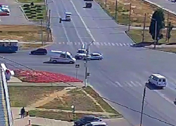 На "знаменитом" перекрёстке в Волжском иномарка протаранила "Газель"