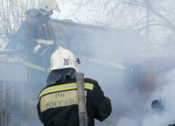 В Волжском горели хозпостройка и деревянный навес 