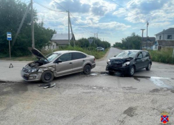 В Волжском оба водителя были доставлены в больницу в результате столкновения на перекрестке