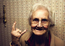 Волжанам предложили выбрать "супербабушку"