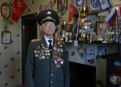 Ветеран Великой Отечественной войны Александр Медков отпраздновал 99-летие, сохраняя бодрость и силу молодого спортсмена