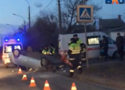 В Волжском перевернулась "двенадцатая": первую помощь оказывали на месте