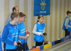 Взрослые и дети на равных сразились в гонках на радиоуправляемых машинках в Волжском