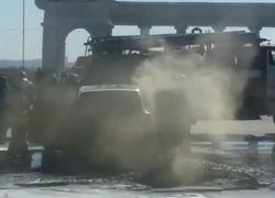 Очевидцы сняли на видео, как в Волжском горит Porsche Cayenne, стоимостью в шесть миллионов