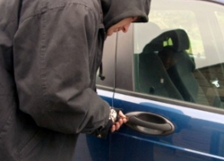 В Волжском автомобильные воры похитили 15 тысяч рублей