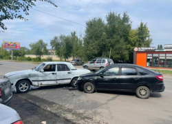 Мужчина на «Волге» отправил пенсионера в больницу в Волжском
