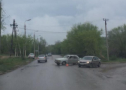 В Волжском на "Зеленом" столкнулись две машины